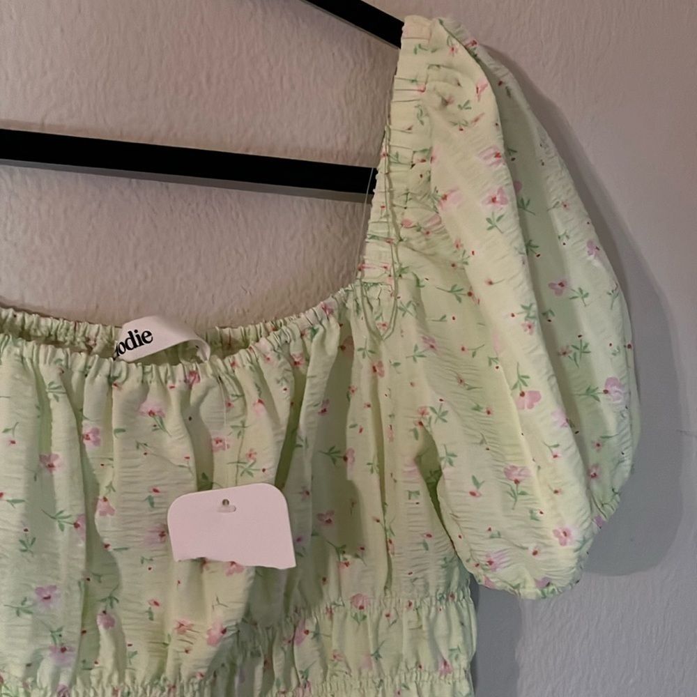 Elodie From Nordstrom Smocked Cropped Top Light Green‎ Floral Prints - Size M - Picture 2 of 7